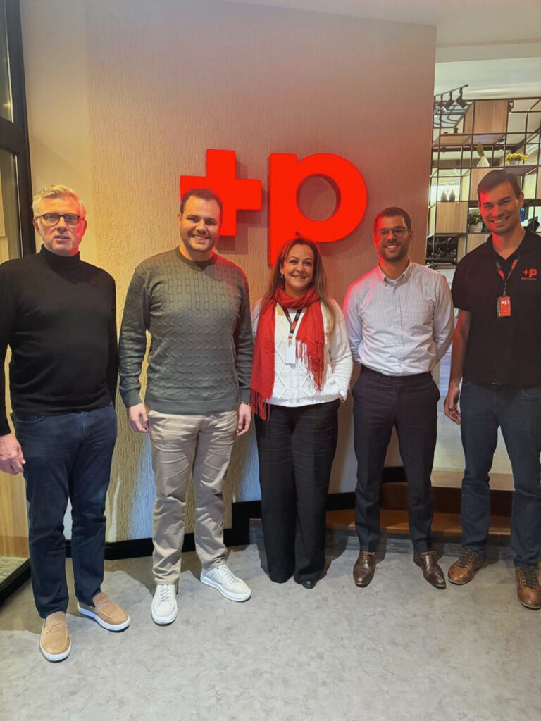 PLSS Team and Nicolas Maymil, channel manager at GLPI